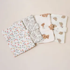 Detalles de funda para libros de gasa de algodón con estampado de osos y flores, cierre de botón.