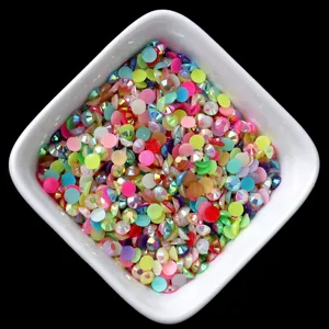 Primo piano di strass colorati in resina con retro piatto stile AB jelly per artigianato e nail art.