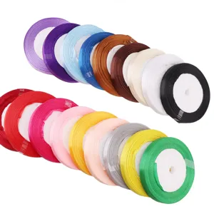 Vista dettagliata di rotoli di nastro in raso multicolore, larghezza 10mm per confezioni regalo.