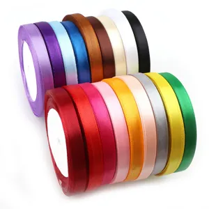 Dettaglio nastro di raso colorato, consistenza liscia per confezioni regalo e fai da te.