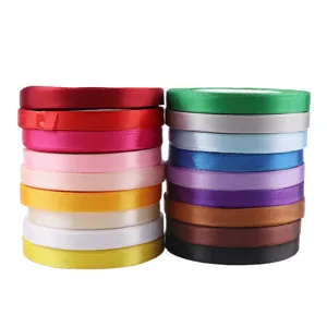 Vista dettagliata dei rotoli di nastro in raso colorato per confezioni regalo e decorazioni nozze.