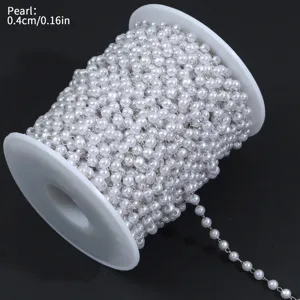 Primer plano de cadena de cuentas de perlas ABS blancas en bobina, diámetro 0.4cm.