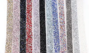 Nahaufnahme von bunten Strassbändern, 2cm Bügelstrass Borte für DIY Kleidung Handwerk.