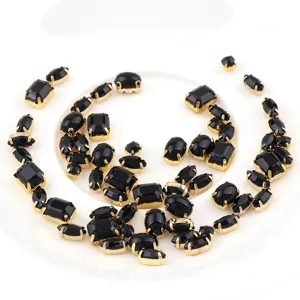 Zwarte strass-steentjes met goudkleurige klauwzetting, ideaal voor knutselen en accessoires.