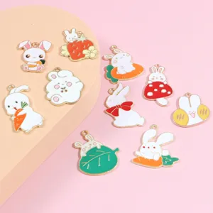 Detalles en primer plano de dijes de esmalte de conejito de dibujos animados para joyería DIY.