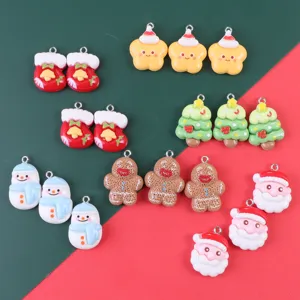 Gros plan détail de pendentifs charmes de Noël en résine pour fabrication de bijoux DIY.