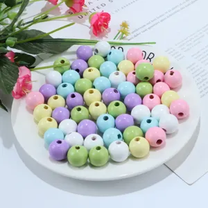 Vue détaillée de perles en bois colorées, perles rondes pastel de printemps pour bricolage.