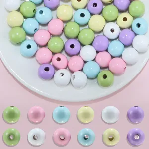 Détail de perles en bois colorées, perles rondes pastel pour colliers bracelets de bricolage.