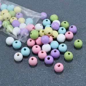 Vue détaillée de perles en bois colorées, perles en vrac pour loisirs créatifs et bijoux.