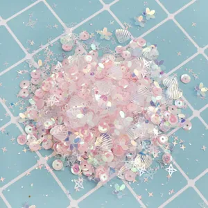 Nahaufnahme von rosa schimmernden Nagelkunst Pailletten und Stern Glitzer für DIY.