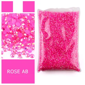 Primo piano dettagliato di strass in resina rosa lucidi, perfetti per nail art fai-da-te e custodie.