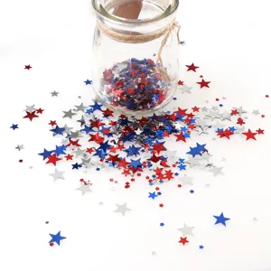 Details van rood, wit en blauw sterren pailletten confetti voor feestelijke decoraties.