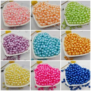 Perle di imitazione ABS colorate con fori per gioielli fai da te e dettagli di accessori.