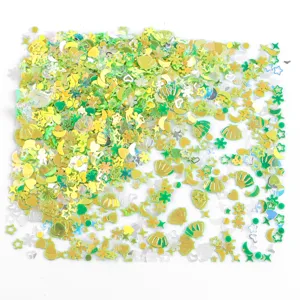 Gemischte grüne und gelbe Nailart Pailletten mit Muscheln und Sternen für Nageldesigns.
