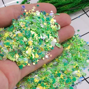 Grüne gemischte Nail-Art-Pailletten und Muschelflocken für DIY-Handwerk und Nageldekoration.