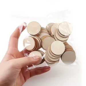 Disques en bois ronds dans un sac transparent, morceaux naturels pour loisirs créatifs.