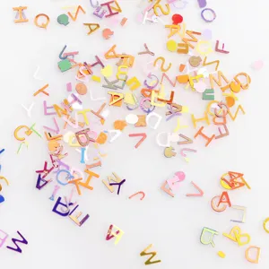 Vue détaillée de sequins colorés et holographiques de 26 lettres pour accessoires de loisirs DIY.