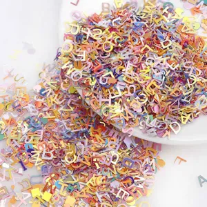 Vue détaillée de sequins lettrés colorés pour remplissage de slime et art des ongles DIY