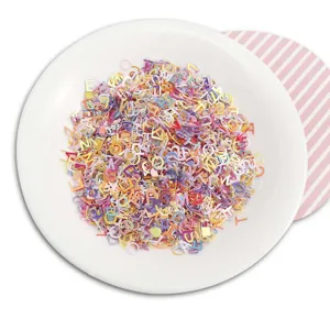 Vue détaillée de sequins colorés 26 lettres alphabétiques, remplissage de slime et accessoires.