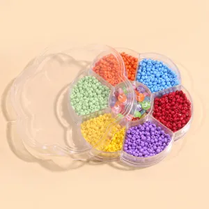 Boîte de rangement fleurie avec rocailles en verre de 3 mm et perles de lettres pour bijoux DIY.