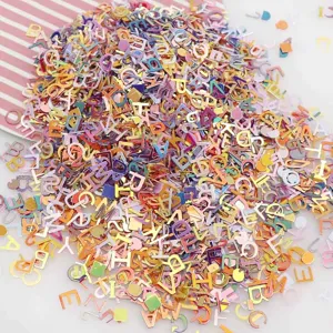 Gros plan de sequins de lettres métalliques colorées pour remplissage de slime et projets DIY.