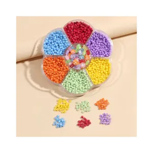 Boîte de rangement en forme de fleur avec des perles de rocaille en verre et perles de lettres.