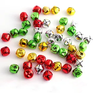 Détails en gros plan de cloches métalliques colorées pour bricolage et décorations de fêtes.