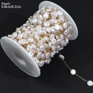 Primer plano detalle de cadena de perlas redondas planas en bobina para hacer joyas.