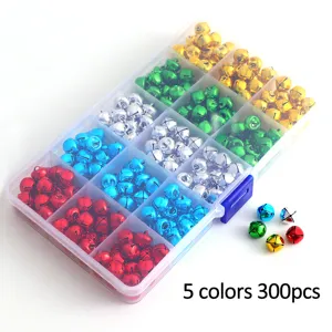 Assortiment de petits grelots métalliques colorés de 10 mm dans une boîte transparente.