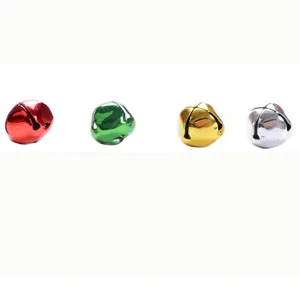 Vue détail des cloches en métal colorées de 10mm en rouge, vert, or et argent pour les loisirs.