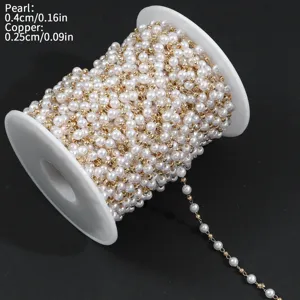 Detalle de cadena de perlas mostrando el tamano de perlas artificiales y cuentas de cobre