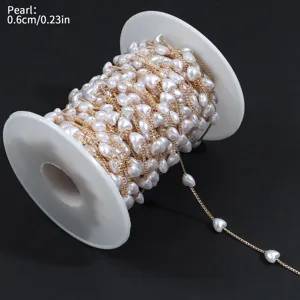 Primer plano detallado de cadena de perlas en forma de corazón en carrete, perlas ABS y cobre.