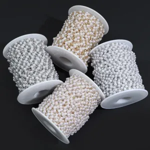 Detalle de cadena de perlas ABS, guirlanda de cuentas decorativa para manualidades y joyería DIY.