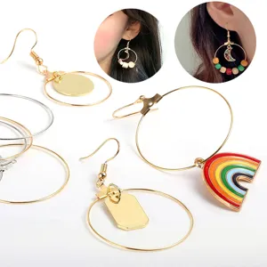 Vue détaillée de créoles en métal DIY avec divers pendentifs géométriques et colorés pour femmes.