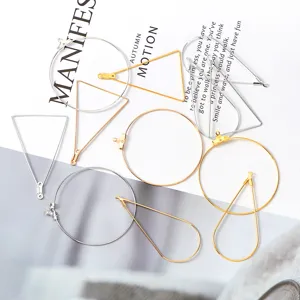 Vue rapprochée détaillée de divers accessoires de boucles d'oreilles DIY en or et argent.