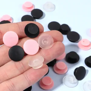 Primer plano detallado de botones de plástico de colores y accesorios para proyectos DIY.