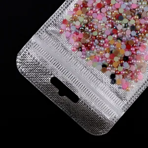 Bunte Harzperlen Bastelperlen in silberem Laserdruck-Zip-Beutel fur DIY Handyschalen