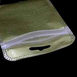 Goldene Folien-Druckverschlusstasche mit Aufhängeloch für Handyhüllen und Schmuckaufbewahrung.