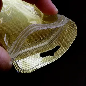 Goldfarbiger wiederverschließbarer Druckverschlussbeutel mit Aufhängeloch für Accessoires.