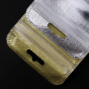 Silberne und goldene Folien-Druckverschlusstaschen mit praktischem Loch fuer Schmuck.