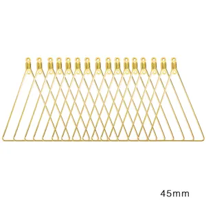 Gros plan détaillé de composants de boucles d'oreilles triangulaires dorées, 45mm DIY.