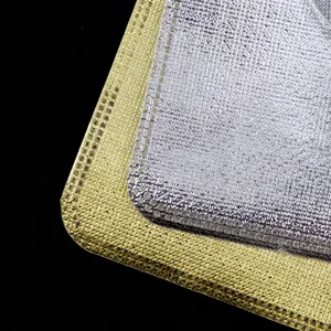 Detailaufnahme von goldenen und silbernen Luftpolstertaschen, Metallic-Versandtaschen.