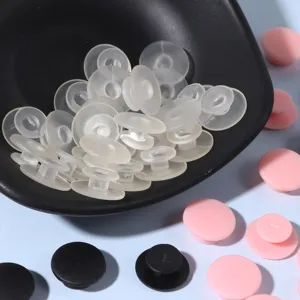 Detalle en primer plano de dijes y botones de plástico para zapatos coloridos para manualidades.