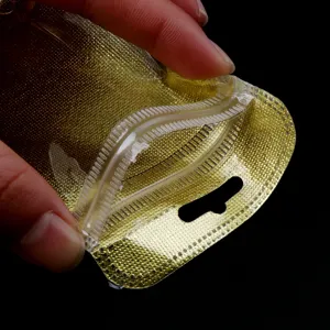 Goldfarbiger, strukturierter Druckverschlussbeutel mit Aufhaengeloch fuer Kleinartikel.