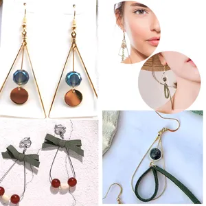 Vue detaillee de jolies boucles doreilles geometriques en metal triangle et ruban chic.
