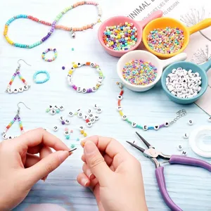 Gedetailleerd uitzicht op kleurrijke 2mm glasrocailles en acryl letterkraaltjes voor DIY sieraden.