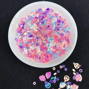 Primo piano di dettagli di paillettes rosa iridescenti miste per nail art e riempimento.
