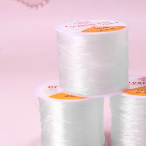 Vista detallada de un carrete de hilo elastico transparente para manualidades y joyas.
