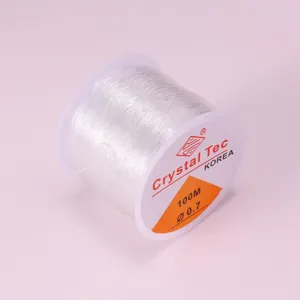 Primer plano detallado del rollo de hilo de cristal elástico transparente de 0.7mm.