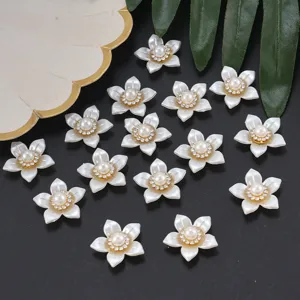 Detailansicht von weißen Blumen Perlen Strass DIY Bastelanhängern für Brautaccessoires und Hüte.